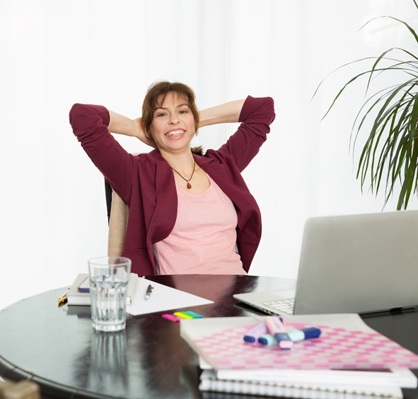 Regina Schmitt entspannt bei der Website-Erstellung